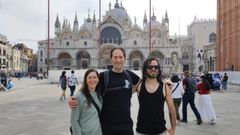Ver�nica Orizales y Borja Iglesias (centro), junto con Samuel, otro compa�ero de Electricidad, en la Plaza de San Marcos, en Venecia, durante su estancia en Italia para trabajar con una beca Erasmus