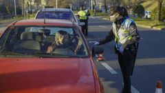 Un polic�a local realizando un control por las restricciones de movilidad en Santiago la semana pasada