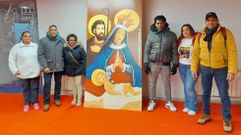Algunos de los organizadores de la fiesta dominicana de Altagracia, en el local parroquial de A Milagrosa, junto a una imagen de la Virgen, obra del pintor La Chapelle, natural de la Rep�blica Dominicana.