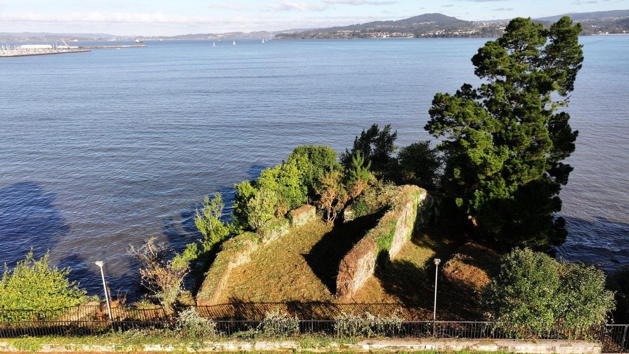 La limpieza permite ver los elementos arqueológicos del castillo de Corbeiroa, en Bergondo