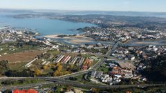 Vista a�rea de la r�a coru�esa, con la AP-9, el puente Pasaxe y, al otro lado de este, el Concello de Oleiros.