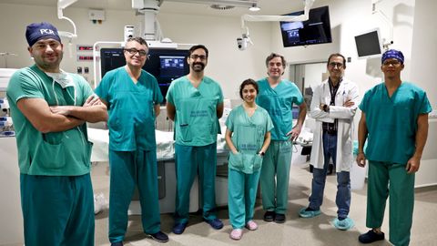 Parte del equipo de cardiolog�a intervencionista:�Rodrigo Est�vez, Jos� Antonio Baz, Manuel Barreiro (especialista en imagen card�aca), Antonio de Miguel, Guillermo Bastos y Julio Echarte; en el centro, una estudiante, Irene