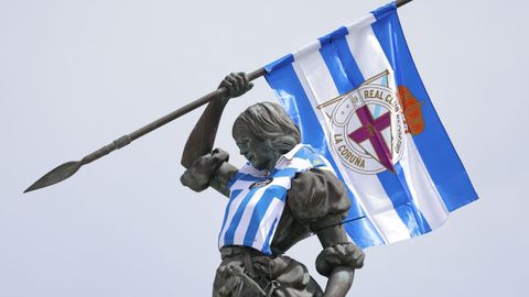La estatua de Mar�a Pita, con la camiseta y la bandera del D�por.