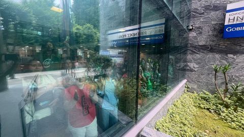 Trabajadores encerrados en la Consejer�a de Hacienda