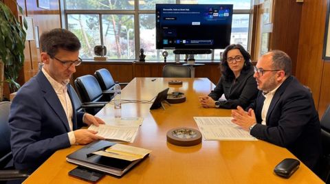 O presidente de RTVE mantendo unha xuntanza o pasado marzo co presidente e a secretaria xeral da Mesa