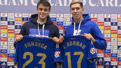 Nico Fonseca (3d) y Thiago Borbas (2d) durante su presentaci�n este jueves, como nuevos futbolistas del Real Oviedo, junto al director general del Club, Agust�n Lleida (d), y Roberto Su�rez (4d), director deportivo, en la ciudad asturiana
