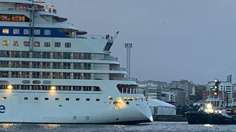 Un remolcador ayuda al Aida Bella a atracar en A Coru�a
