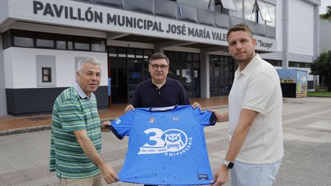 De izquierda a derecha; Gabriel Bas, entrenador primer equipo; Luis Carro, presidente, y Lorenzo Cachaza, entrenador juvenil