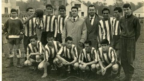 Temporada 1961/62: Bra, Ferreiro, Vitolo, Quico, Tobar (presidente), Yebra (secretario), Ramallal de Vilalba, Kubala; Puentes, Evaristo, Tato de Roupar, Roca, Silva y Germ�n