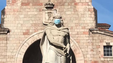 Estatua del Rey Pelayo en Cangas de Ons, con una mascarilla quirrgica