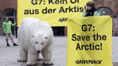 Activistas de Greenpeace protestan contra la extracci�n de petr�leo en el �rtico durante una reuni�n del G-7 celebrada en abril del a�o pasado en L�berck, Alemania