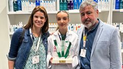 Laura L�pez, tutora; Carmen Oubi�a, alumna, con la medalla de bronce en farmacia de la modalidad de demostraci�n; y Miguel Carballa, director del CIFP Montecelo, de Pontevedra