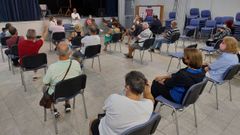 Imagen de la reuni�n que mantuvieron el lunes los integrantes del grupo socialista con vecinos de Monte Porreiro