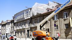 En el lateral del edificio se dispusieron andamios para permitir pintar esa superficie