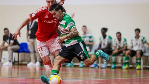 Marquinho, con el baln, recibe la presin del benfiquista Chishkala en un partido con el Sport Club Lusitnia de Las Azores