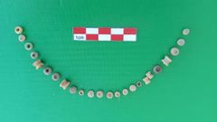 El collar castre�o descubierto en el castro de San Lourenzo de Cereixa est� hecho de cuentas de hueso y pasta de vidrio (se han recuperado veintitr�s) y los investigadores piensan que los materiales empleados son de fabricaci�n local