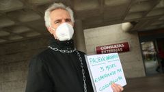 Paciente oncolgico se encadena en el CHUS para reclamar una prueba mdica