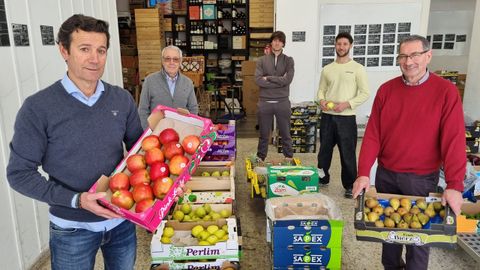 Sobre estas l&iacute;neas, Benito (Misko), su padre, Benito; sus hijos Jorge y Gonzalo, y su primo, Miguel, en el almac&eacute;n de frutas de Vigo que alberga a tres generaciones de la familia 