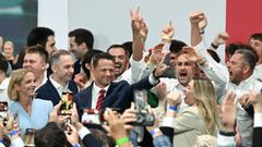 El candidato proeuropeo Rafal Trzaskowski, rodeado de su seguidores tras el cierre de los colegios electorales