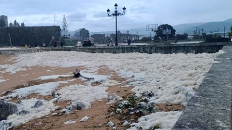 La espuma tom� el paseo portuario de Baiona
