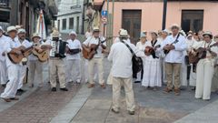 Actuaci�n de las rondallas en el inicio del desfile, en las Tres Farolas