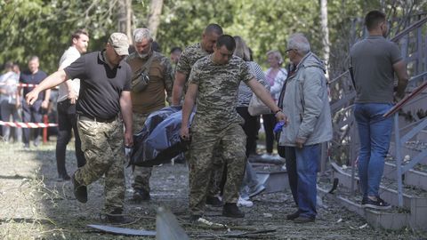 Varias personas trasladan el cuerpo de una v�ctima en Kiev