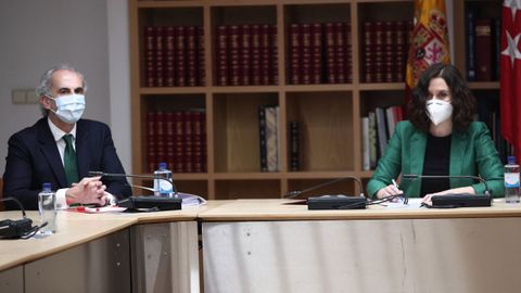 El consejero de Sanidad madrile�o, Enrique Ruiz Escudero, y la presidenta de la comunidad, Isabel D�az Ayuso