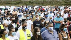 Imagen de la asamblea de trabajadores del lunes delante de la factor�a mari�ana de Alcoa