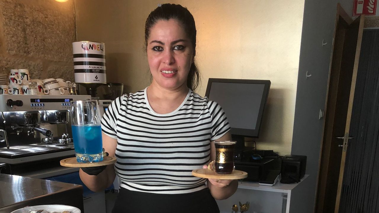 Llegó de Canarias y mezcla sabores marroquíes con tés exóticos en O Carballiño