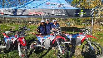 Gmez Pallas, en el centro, con Miguel Puertas y Esther Merino, los otros dos pilotos que conformarn el equipo gallego del Dakar