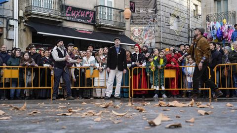 Olas rotas en el suelo de la plaza de Xinzo.