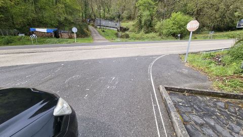 Un acceso a la N-6 entre Baralla y Becerre, sin pintar