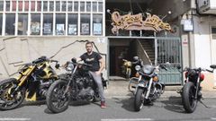 Tony Prego, con las motos en su taller de Fantasy Bikes