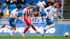 Kevin Presa a un pase entre Juanjo y Enric Gallego en el Tenerife-Lugo de la �ltima jornada.