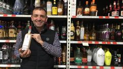 Juan Paredes, representante de los destilados de Adegas Moure en Estados Unidos, con una botella de la crema de licor