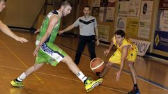 Las im�genes del partido entre el Xuven y el Carrefour El Bulevar