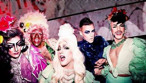 Boavila Pride arranc� ayer con un espect�culo de Gloo Gloo Girls y otros artistas en la discoteca Carab�s.