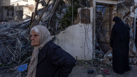 Dos mujeres libanesas inspeccionan el �rea cerca de una casa destruida por los bombardeos de Israel sobre Tiro.