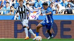 Yeremay conduce el balón en presencia de Jeremy de León, durante el partido de Riazor