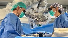 El doctor Bordon y la doctora Fern�ndez, durante una intervenci�n de<br />columna