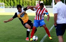 El lateral lucense Albert Almau, intentando frenar una internada del cercedense Herbert. 