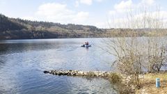 El lago de As Encrobas tiene 2,2 kil&oacute;metros de largo, uno de ancho y tiene una profundidad de hasta 205 metros.