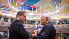 Antonio Costa�habla con el primer ministro belga,r Bart de Wever, en el inicio del Consejo Europeo en Bruselas.