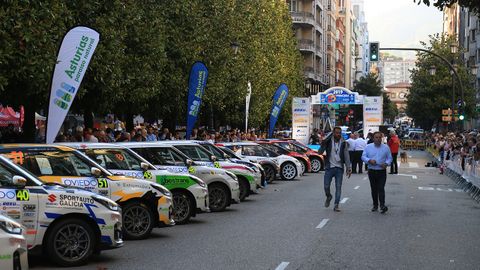 Parque cerrado del Rallye Princesa de Asturias en la c�ntrica calle de Ur�a de Oviedo