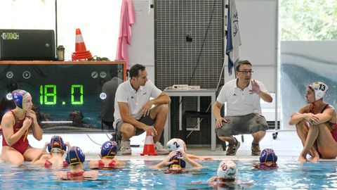 Jordi Valls (fondo a la derecha), dando indicaciones a sus jugadoras.