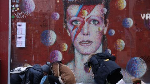 Flores ante un mural de David Bowie en el d�cimo aniversario de su muerte