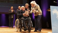 <span lang= gl >Rafael Silva recolleu o premio honorífico da Federación de Librarías de Galicia</span>