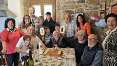 Constanza Pozo, con su familia en Xux� (Rairiz de Veiga), durante la celebraci�n de su cent�simo aniversario.