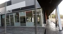 Acceso a la nueva piscina climatizada de Lal�n, que tiene pendiente la dotaci�n de un transformador.