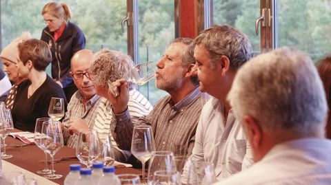 Un detalle de la cata de los tres vinos elegidos por la bodega